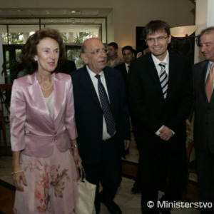 Minister obrany SR Ľubomír Galko pri stretnutí  s ministrom obrany Cyperskej republiky Costasom Papacostasom. Na fotografii aj veľvyslankyňa SR na Cypre Anna Tureničová