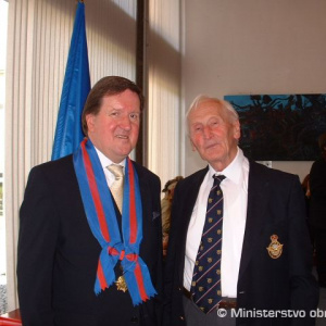 Genmjr. Grofčík s britským ministrom obrany a neskôr generálnym tajomníkom NATO  Lordom George  Robertsonom