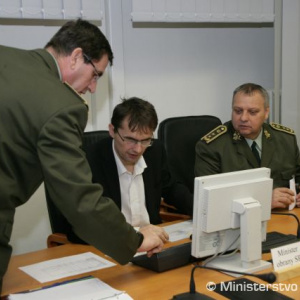 Minister obrany Ľubomír Galko, zástupca náčelníka Generálneho štábu OS SR generálmajor Jaroslav Vývlek (vpravo) a brigádny generál Jindřich Joch, veliteľ Centra riadenia operácií Generálneho štábu OS SR