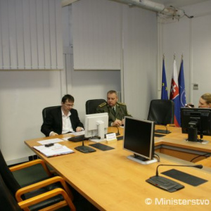 ...v Afganistane pridal k polhodine desať bezplatných minút na telefonovanie blízkym...