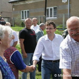 Minister Galko pricestoval do povodňami postihnutej Handlovej
