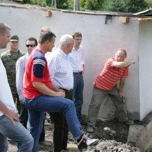 Minister Galko pricestoval do povodňami postihnutej Handlovej