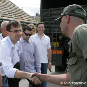 Minister Galko pricestoval do povodňami postihnutej Handlovej