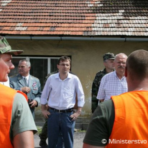 Minister Galko pricestoval do povodňami postihnutej Handlovej