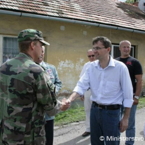 Minister Galko pricestoval do povodňami postihnutej Handlovej