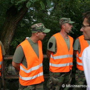 Minister Galko pricestoval do povodňami postihnutej Handlovej