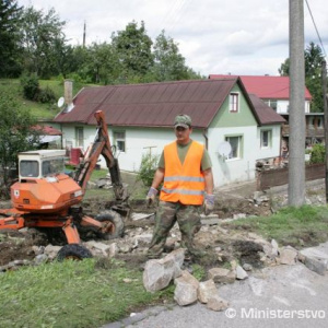 Minister Galko pricestoval do povodňami postihnutej Handlovej