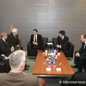 Spoločné rokovanie maďarskej a slovenskej delegácie krátko po spoločnom stretnutí 