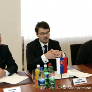Štátny tajomník MO SR Róbert Ondrejcsák (uprostred), počas rokovania s maďarskou delegáciou