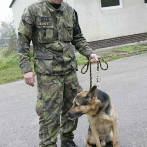 český vojenský policajt pred zásahom