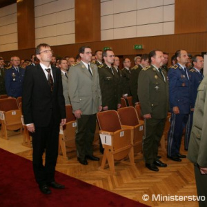 Zástupca náčelníka Generálneho štábu OS SR generálporučík Jaroslav Vývlek dáva hlásenie ministrovi obrany