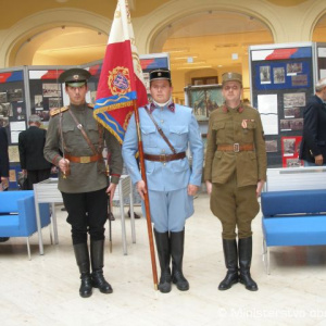 Vľavo Tomáš Brenza v staršom type uniformy čs. legionárov v Rusku – tzv. „zborovskom“. Vpravo Tomáš Lanounek v neskoršom type, tzv. „vladivostockom.“ Obaja z Klubu vojenskej histórie Olomouc