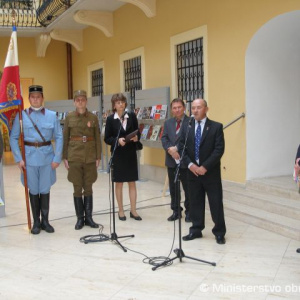 Slávnostný príhovor predstaviteľa Československej obce legionárskej z Prahy Emila Cigánika. Celkom vpravo autor výstavy plk. MUDr. Milan Žuffa Kunčo