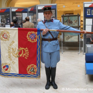 Miroslav Bilský z Klubu vojenskej histórie zo Senca v uniforme príslušníka 23. streleckého pluku, ktorý tvorili zväčša americkí Slováci. Repliku zástavy zapožičal Vojenský historický ústav