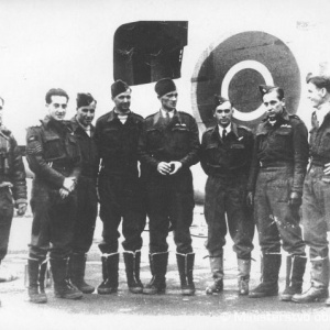 Generálmajor v.v. Ivan Schwarz (druhý zľava) ako mladý letec RAF
