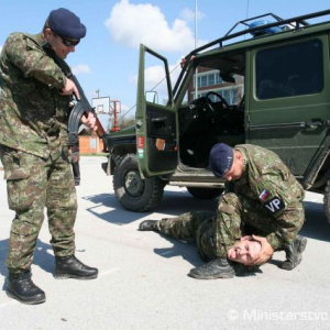 Policajti u Slovákov v Josipovaci