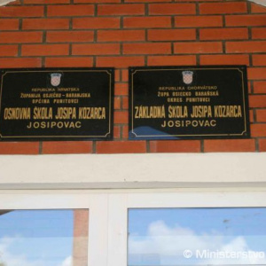Policajti u Slovákov v Josipovaci