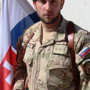 Ocenený veliteľ Strážnej jednotky KAF s pamätnou mincou