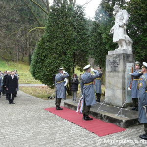 Pri Pamätníku obetiam I. svetovej vojny v kúpeľnom parku v Trenčianskych Tepliciach