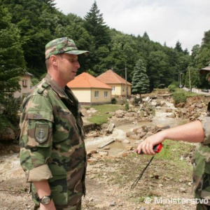 Ženijní inžinieri kapitán R. Dubovecký a nadporučík J.  Šútor  už vedia, ako most 